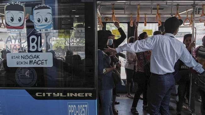 Sejumlah penumpang menggunakan jasa TransJakarta di Halte Harmoni, Jakarta, Selasa (28/3/2017). [Suara.com/Kurniawan Mas'ud]