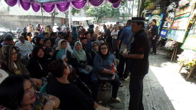 Suasana rumah duka dan penyelenggaraan jenazah Eko DJ sebelum dimakamkan di kawasan Pondok Kelapa, Jakarta Timur, Selasa (28/3/2017). [Suara.com/Ismail]