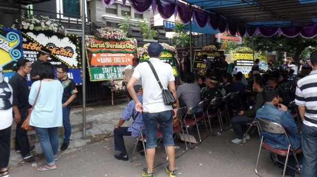 Suasana rumah duka dan penyelenggaraan jenazah Eko DJ sebelum dimakamkan di kawasan Pondok Kelapa, Jakarta Timur, Selasa (28/3/2017). [Suara.com/Ismail]