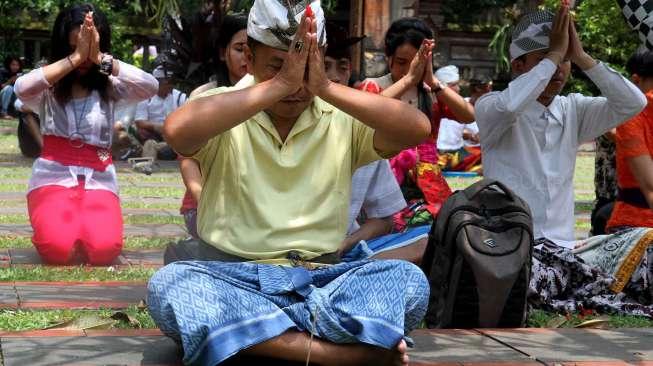 Umat Hindu melakukan sembahyang saat perayaan Nyepi di Pura Aditya Jaya, Rawamangun, Jakarta, Selasa (28/3/2017). [Suara.com/Oke Atmaja]