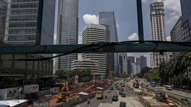 Pekerja menyelesaikan proyek pembangunan MRT di Jalan Jenderal Sudirman, Jakarta, Selasa (28/3/2017), di mana sementara itu posisi utang pemerintah tercatat naik Rp39,95 triliun dibanding Januari 2017. [Suara.com/Kurniawan Mas'ud]