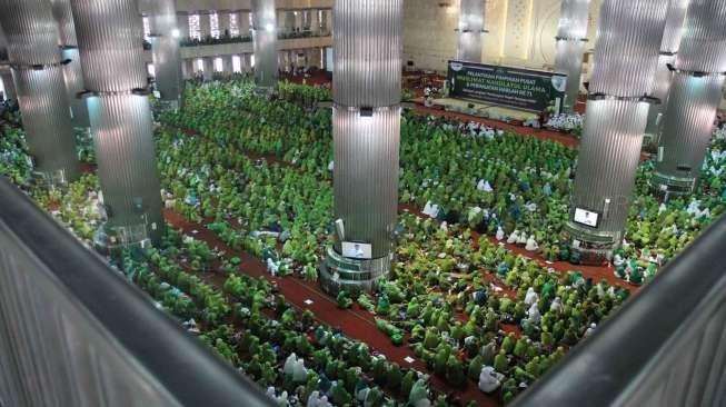 Acara pelantikan pengurus Pimpinan Pusat Muslimat Nahdlatul Ulama (NU) dan peringatan Harlah ke-71 Muslimat NU di Masjid Istiqlal, Jakarta, Selasa (28/3/2017). [Suara.com/Oke Atmaja]