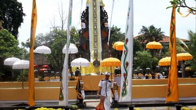 Umat Hindu melakukan sembahyang saat perayaan Nyepi di Pura Aditya Jaya, Rawamangun, Jakarta, Selasa (28/3/2017). [Suara.com/Oke Atmaja]