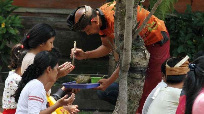 Umat Hindu melakukan sembahyang saat perayaan Nyepi di Pura Aditya Jaya, Rawamangun, Jakarta, Selasa (28/3/2017). [Suara.com/Oke Atmaja]