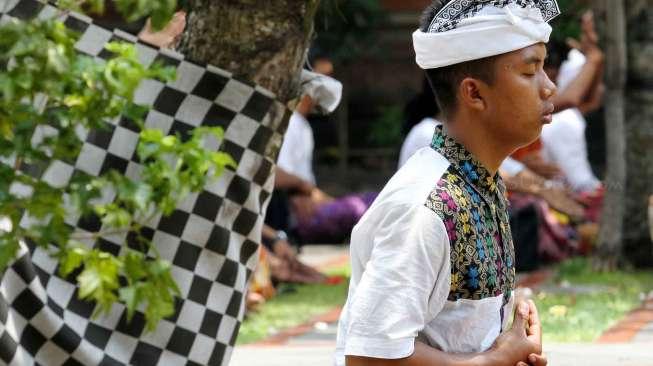 Umat Hindu melakukan sembahyang saat perayaan Nyepi di Pura Aditya Jaya, Rawamangun, Jakarta, Selasa (28/3/2017). [Suara.com/Oke Atmaja]