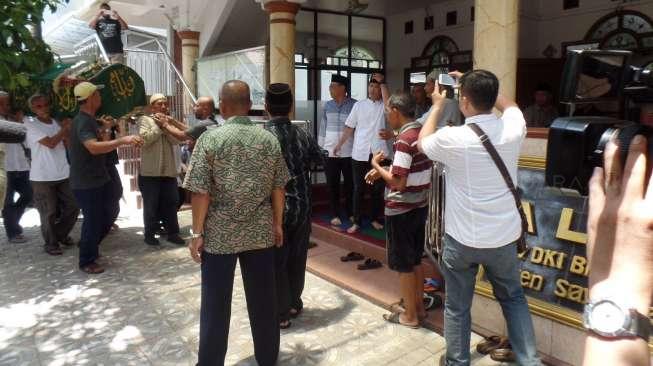 Suasana rumah duka dan penyelenggaraan jenazah Eko DJ sebelum dimakamkan di kawasan Pondok Kelapa, Jakarta Timur, Selasa (28/3/2017). [Suara.com/Ismail]