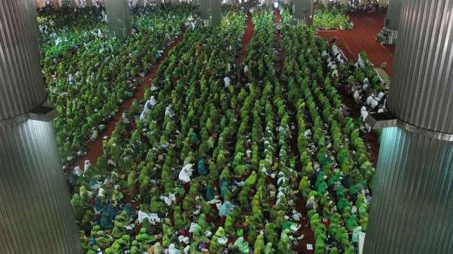 Acara pelantikan pengurus Pimpinan Pusat Muslimat Nahdlatul Ulama (NU) dan peringatan Harlah ke-71 Muslimat NU di Masjid Istiqlal, Jakarta, Selasa (28/3/2017). [Suara.com/Oke Atmaja]