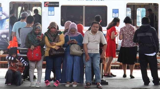 Warga pengguna layanan kereta tampak memadati Stasiun Manggarai, Jakarta, Selasa (28/3/2017). [Suara.com/Oke Atmaja]