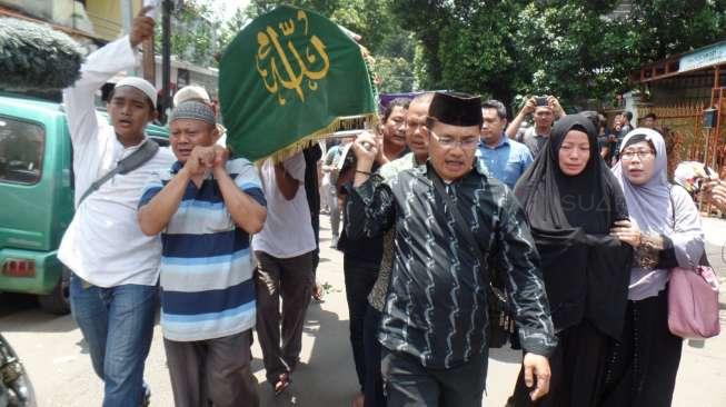 Pihak keluarga dan warga membawa jenazah Eko DJ untuk disalatkan ke masjid, Selasa (28/3/2017). [Suara.com/Ismail]