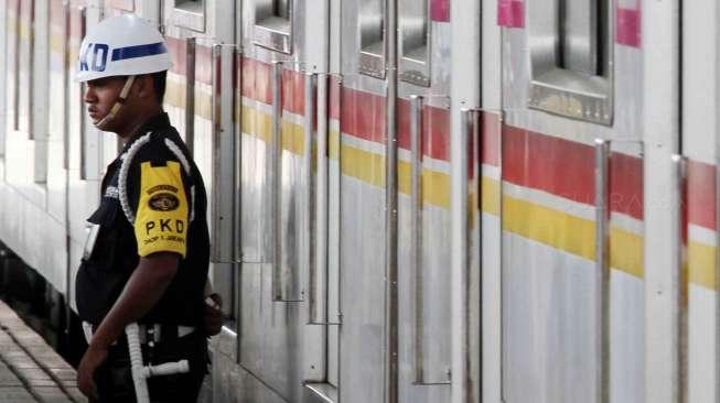 Sejumlah penumpang tampak menunggu kereta rel listrik (KRL) di Stasiun Manggarai, Jakarta, Rabu (29/3/2017). [Suara.com/Oke Atmaja]