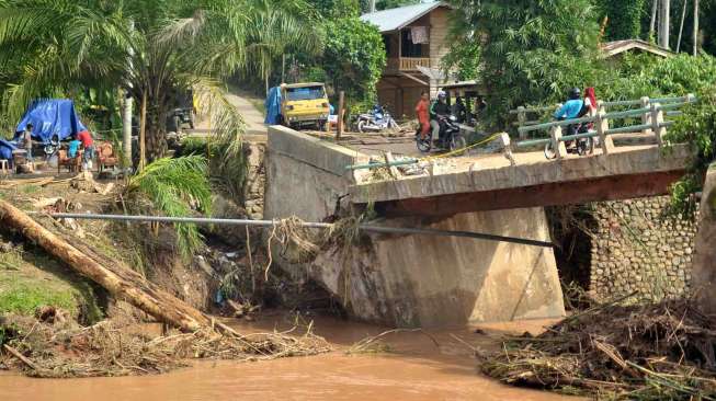 Mengakibatkan 32 rumah rusak, satu jembatan hancur.