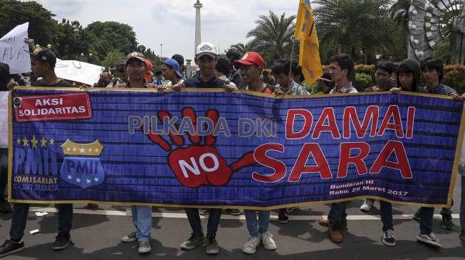 Pergerakan Mahasiswa Islam Indonesia (PMII) melakukan aksi solidaritas di kawasan Patung Kuda, Jakarta, Rabu (29/3).