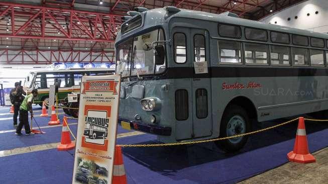 Pameran bus klasik dan unik, Indonesia Classic n Unique Bus (InCUBUS 2017) di JIEXPO Kemayoran, Jakarta, Rabu (29/3).