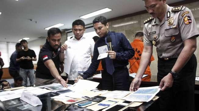 Bareskrim Polri merilis hasil pengungkapan jaringan penyelundupan manusia di Jakarta, Rabu (29/3).