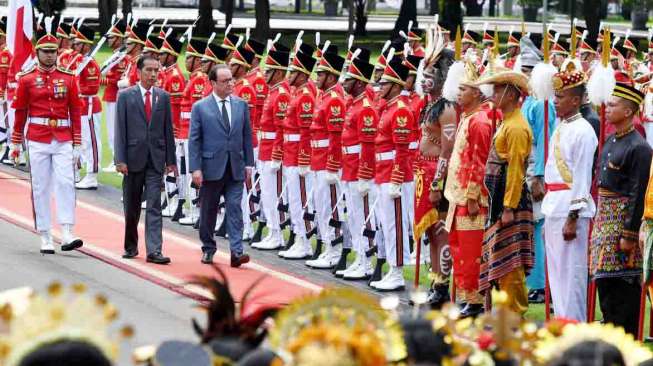 Presiden Joko Widodo menerima kunjungan kenegaraan Presiden Republik Perancis Francois Hollande di Istana Merdeka, Jakarta, Rabu (29/3).