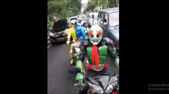 Netizen Heboh, Kamen Rider Konvoi Pakai Motor Bebek