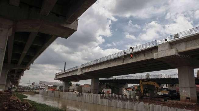 Proyek jalan tol Bekasi-Cawang-Kampung Melayu (Becakayu) di Jakarta, Kamis (30/3).