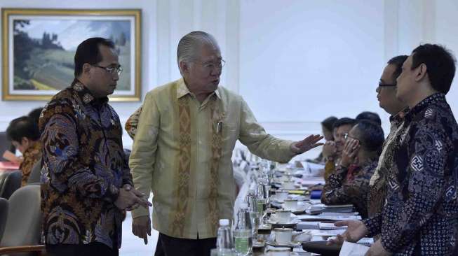 Presiden Joko Widodo didampingi Wakil Presiden Jusuf Kalla memimpin rapat terbatas tentang evaluasi pelaksanaan proyek strategis nasional dan program prioritas di Kepulauan Riau, serta Percepatan Pembangunan Batam di Kantor Presiden, Jakarta, Rabu (30/3).