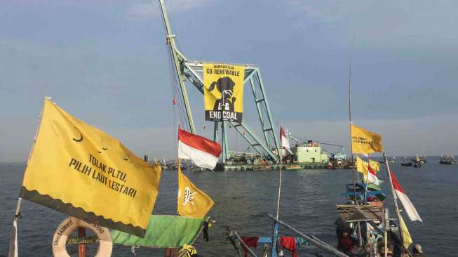 Sejumlah aktivis yang tergabung dalam koalisi Break Free yaitu Greenpeace, Walhi, dan Jatam melakukan aksi di lepas pantai Batang, Jawa Tengah, Kamis (30/3).