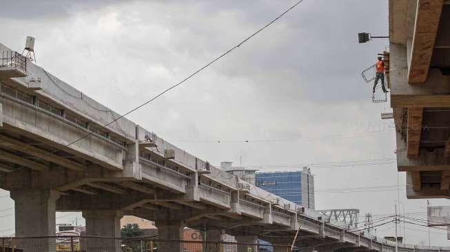 Proyek jalan tol Bekasi-Cawang-Kampung Melayu (Becakayu) di Jakarta, Kamis (30/3).