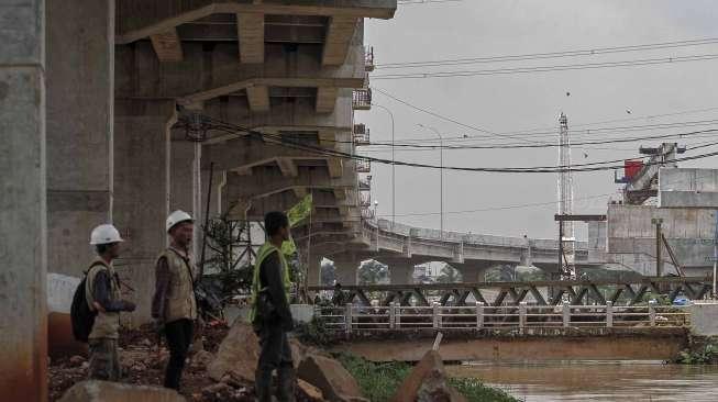 Proyek jalan tol Bekasi-Cawang-Kampung Melayu (Becakayu) di Jakarta, Kamis (30/3).