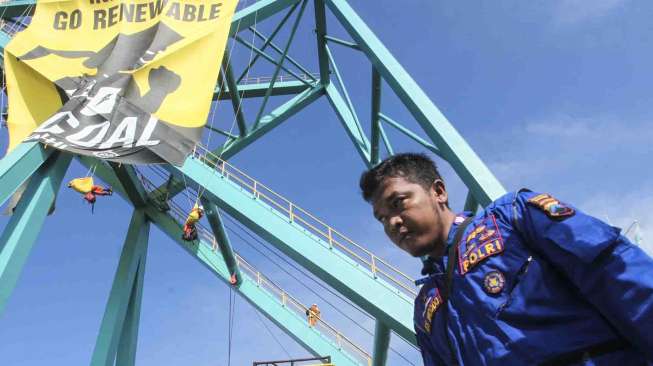 Sejumlah aktivis yang tergabung dalam koalisi Break Free yaitu Greenpeace, Walhi, dan Jatam melakukan aksi di lepas pantai Batang, Jawa Tengah, Kamis (30/3).