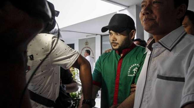 Ridho Rhoma usai menjalani pemeriksaan di Badan Narkotika Nasional (BNN), Cawang, Jakarta Timur, Kamis (30/3/2017) [suara.com/Kurniawan Mas'ud]