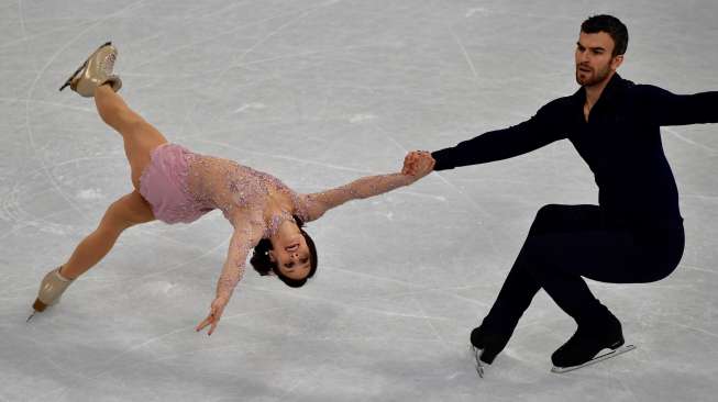 Pasangan Kanada, Meagan Duhamel dan Eric Radford, beraksi akrobatik di ajang Kejuaraan Dunia Seluncur Indah (Figure Skating) ISU di Helsinki, Finlandia, Kamis (30/3/2017). [AFP/John MacDougall]