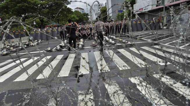 Polisi berjaga-jaga sebagai bagian dari pengamanan Aksi 313 di Jakarta, Jumat (31/3).