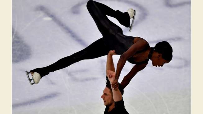 Pasangan atlet asal Prancis, Vanessa James dan Morgan Cipres, tampil dalam kompetisi di ajang Kejuaraan Dunia Seluncur Indah (Figure Skating) ISU di Helsinki, Finlandia, Kamis (30/3/2017). [AFP/John MacDougall]