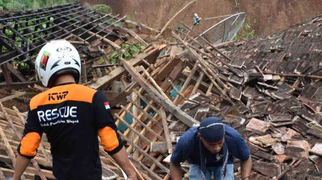 27 Korban Longsor Ponorogo Belum Ditemukan