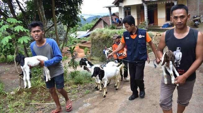 Bencana longsor di Desa Banaran, Kecamatan Pulung, Ponorogo, Jawa Timur, Sabtu (1/4).