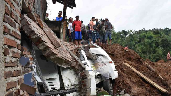 Tiga warga luka berat dan puluhan lainnya luka ringan. 