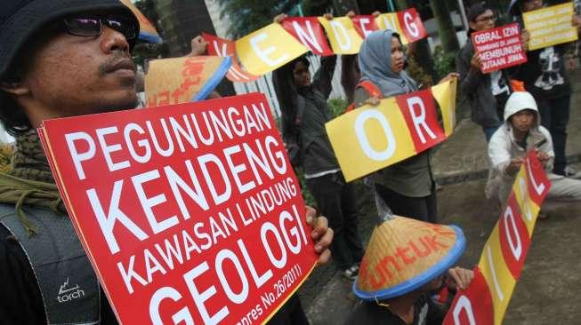 Aksi teatrikal solidaritas peduli petani kendeng di, Jakarta, Senin (3/4).