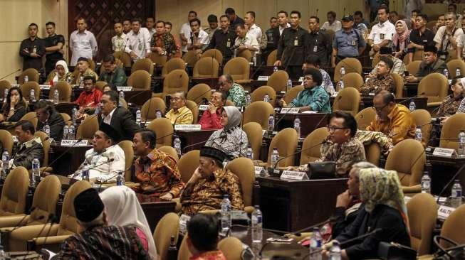 Dewan Pimpinan Daerah Republik Indonesia (DPD RI) menggelar rapat paripurna di kompleks Parlemen, Senayan, Jakarta, Senin (3/4).