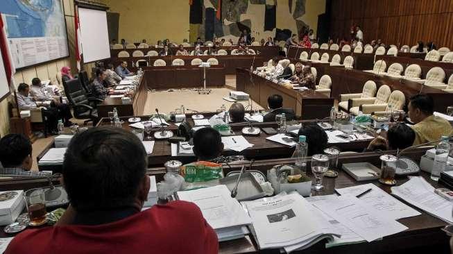 Uji kelayakan dan kepatutan calon anggota KPU di Komisi II DPR, Kompleks Parlemen Senayan, Jakarta, Senin (3/4).