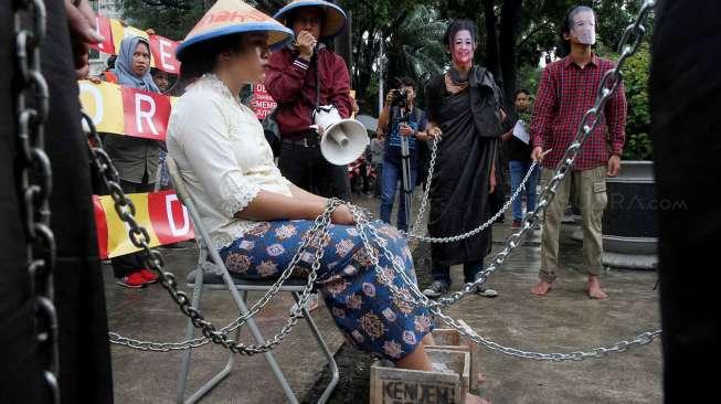 Aksi teatrikal solidaritas peduli petani kendeng di, Jakarta, Senin (3/4).