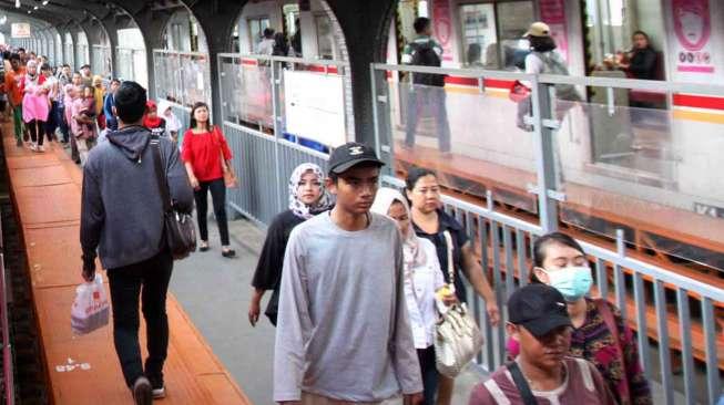 Kereta Api Rel Listrik (KRL) Jabodetabek di Stasiun Jakarta Kota, Jakarta, Senin (3/4).