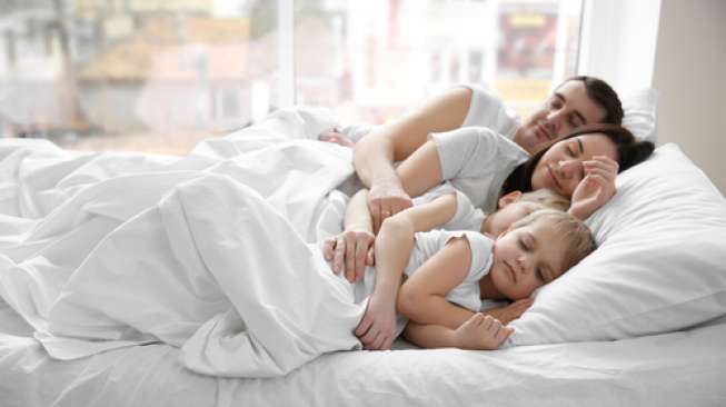 Ilustrasi tidur bersama. (Shutterstock)