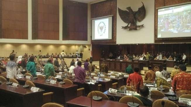 Rapat DPD Baru Dibuka 15 Menit, Rusuh Lagi, Senator Sodorkan Palu