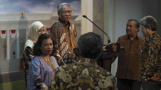 Presiden Joko Widodo didampingi Mensesneg Pratikno menerima Ketua Panitia Seleksi Hakim MK Harjono dan anggota Pansel Todung Mulya Lubis, Sukma Violetta, dan Maruarar Siahaan di Istana Merdeka, Jakarta, Senin (3/4).