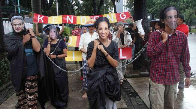 Aksi teatrikal solidaritas peduli petani kendeng di, Jakarta, Senin (3/4).