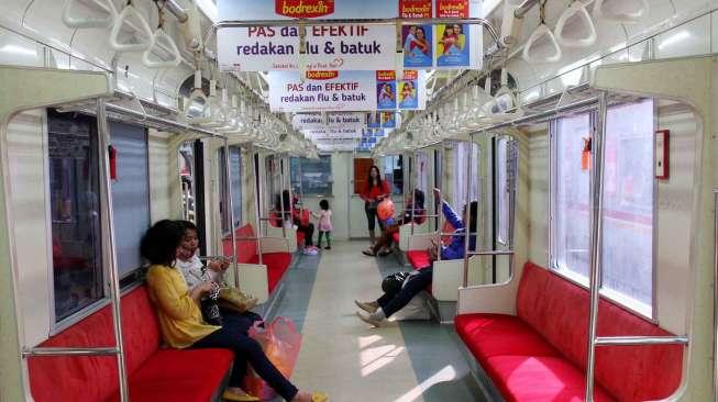 KAI Commuter Copot Stiket Tanda Silang di Bangku KRL, Diganti dengan Stiker Ajakan Jaga Jarak