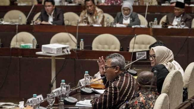Uji kelayakan dan kepatutan calon anggota KPU di Komisi II DPR, Kompleks Parlemen Senayan, Jakarta, Senin (3/4).