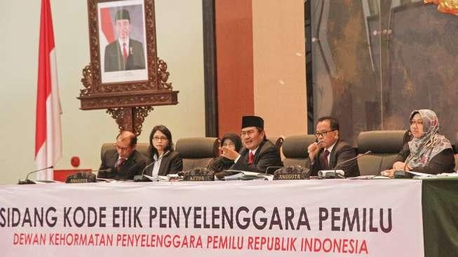 Ketua Dewan Kehormatan Penyelenggara Pemilu (DKPP) Jimly Asshiddiqie didampingi anggota Anna Erliyana dan Nur Hidayat Sardini memimpin sidang kode etik di gedung Nusantara IV, Kompleks Parlemen Senayan, Jakarta, Senin (3/4).