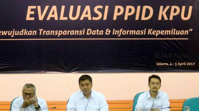 Ketua KPU RI Juri Ardiantoro didampingi komisioner KPU RI Ferry Kurnia Rizkiyansyah dan Arief Budiman, memimpin Rapat Evaluasi Pengelolaan dan Pelayanan Informasi Publik di lingkungan KPU di Jakarta, Selasa (4/4).