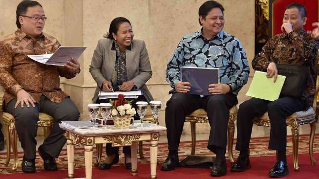Menteri ESDM Ignasius Jonan (kanan) bersama Menteri Perindustrian Airlangga Hartarto (kanan), Menteri BUMN Rini Soemarno (kedua kiri) dan Menteri Perencanaan Pembangunan Nasional/Kepala Badan Perencanaan Pembangunan Nasional Bambang Brodjonegoro (kiri) berbincang sebelum Sidang Kabinet Paripurna terkait pagu indikatif RAPBN 2018 di Istana Negara, Jakarta, Selasa (4/4). 