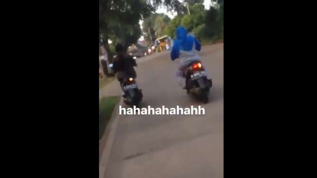Wanita Ini Kesal sama Emak-emak Halangi Jalannya, Ternyata Ibunya Sendiri