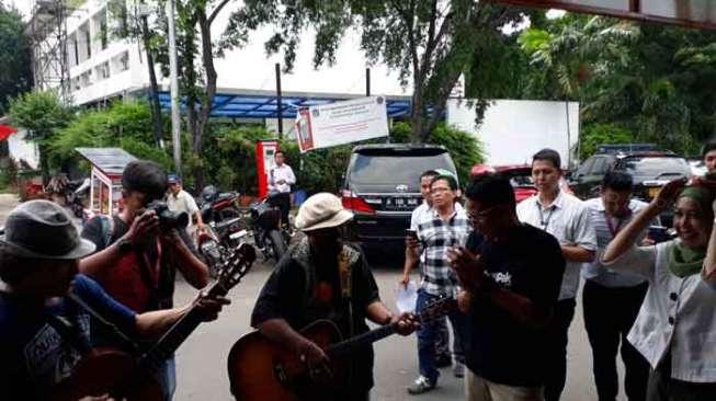 Sandiaga Uno 'Digoyang' Pengamen saat Makan di Warung Kaki Lima