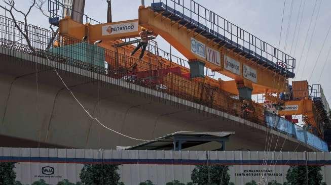 Sejumlah pekerja menyelesaikan proyek jembatan Simpang Susun Semanggi, Jakarta, Selasa (4/4/2017), sembari memastikan terhindar dari kecelakaan kerja. [Suara.com/Kurniawan Mas'ud]